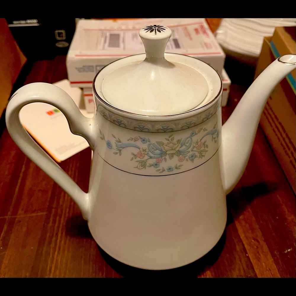 Coffee Pot & Lid
Diana by Crown Ming